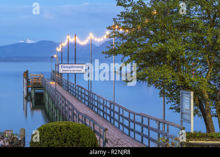 Défroisseur quai à Grabenstätt en vue de Chiemsee en face de Alpes de Chiemgau, Chiemgau, Haute-Bavière, Bavière, Allemagne du sud, l'Allemagne, de l'Europe Banque D'Images