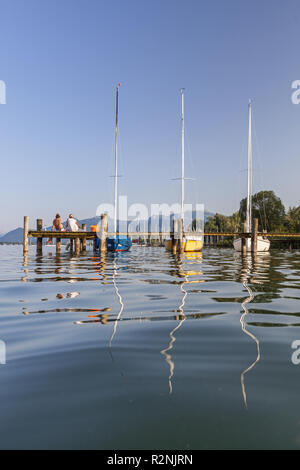 Voiliers sur le Chiemsee en face de l'Alpes de Chiemgau, Prien, Chiemgau, Haute-Bavière, Bavière, Allemagne du sud, l'Allemagne, de l'Europe Banque D'Images