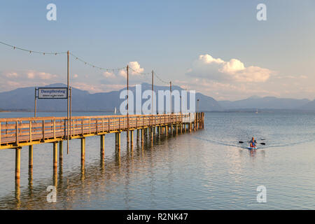 Dans Steamboat Grabenstätt au Chiemsee derrière elle les Alpes de Chiemgau, Chiemgau, Haute-Bavière, Bavière, Allemagne du sud, l'Allemagne, de l'Europe Banque D'Images