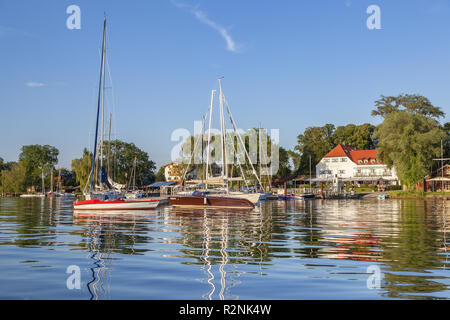 Vue de l'Inselwirt sur la Fraueninsel dans le Chiemsee, Frauenchiemsee, Chiemgau, Haute-Bavière, Bavière, Allemagne du sud, l'Allemagne, de l'Europe Banque D'Images