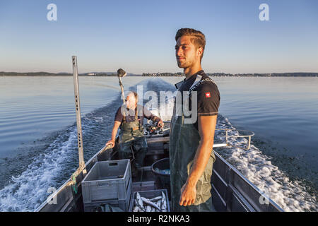 Les pêcheurs Thomas et Florian Lex de la Fraueninsel lors d'une conduite sur le Chiemsee, Frauenchiemsee, Chiemgau, Haute-Bavière, Bavière, Allemagne du sud, l'Allemagne, de l'Europe Banque D'Images