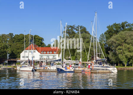 Vue de l'Inselwirt sur la Fraueninsel dans le Chiemsee, Frauenchiemsee, Chiemgau, Haute-Bavière, Bavière, Allemagne du sud, l'Allemagne, de l'Europe Banque D'Images