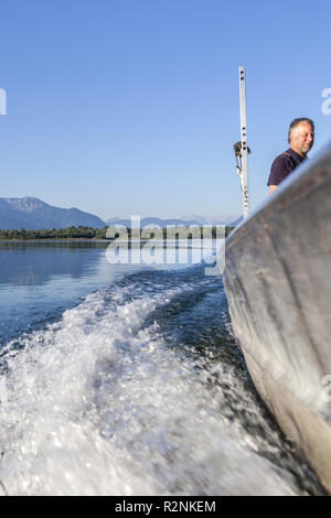 Thomas pêcheurs Lex de Fraueninsel au matin sur Chiemsee, Frauenchiemsee, Chiemgau, Haute-Bavière, Bavière, Allemagne du Sud, l'Allemagne, de l'Europe Banque D'Images