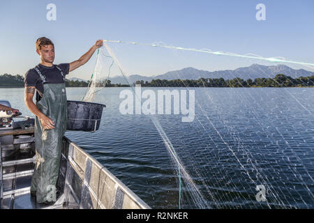 Les pêcheurs Thomas et Florian Lex de Fraueninsel portant des filets, Frauenchiemsee, Chiemgau, Haute-Bavière, Bavière, Allemagne du Sud, l'Allemagne, de l'Europe Banque D'Images