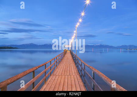 Défroisseur quai à Grabenstätt en vue de Chiemsee en face de Alpes de Chiemgau, Chiemgau, Haute-Bavière, Bavière, Allemagne du sud, l'Allemagne, de l'Europe Banque D'Images