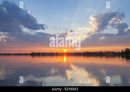 Coucher du soleil sur le lac de Chiemsee avec vue sur église de Grabenstätt, Chiemgau, Upper Bavaria, Bavaria, Allemagne du Sud, l'Allemagne, de l'Europe Banque D'Images