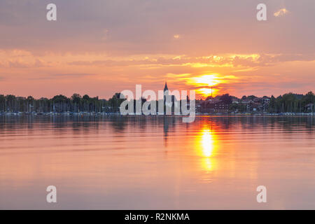 Coucher du soleil sur le lac de Chiemsee avec vue sur église de Grabenstätt, Chiemgau, Upper Bavaria, Bavaria, Allemagne du Sud, l'Allemagne, de l'Europe Banque D'Images