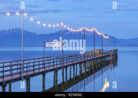 Défroisseur quai à Grabenstätt en vue de Chiemsee en face de Alpes de Chiemgau, Chiemgau, Haute-Bavière, Bavière, Allemagne du sud, l'Allemagne, de l'Europe Banque D'Images