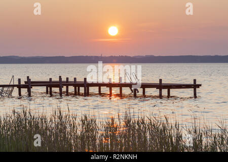 Jetée de soleil sur le lac de Chiemsee à Gstadt, Chiemgau, Haute-Bavière, Bavière, Allemagne du sud, l'Allemagne, de l'Europe Banque D'Images