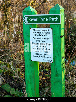 Panneau en bois sur la rivière Tyne, chemin du Moulin de sable, East Lothian, Scotland, UK Banque D'Images