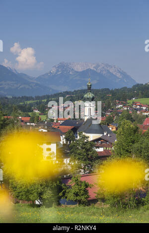 Avis de Reit im Winkl avec l'église paroissiale de Sankt Pankratius derrière elle Wilder et Montagnes Zahmer Kaiser, Alpes de Chiemgau, Chiemgau, Haute-Bavière, Bavière, Allemagne du sud, l'Allemagne, de l'Europe Banque D'Images