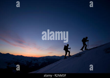 Skitour à Grüblspitze au lever du soleil, Tux Alpes, Tyrol, Autriche. Banque D'Images