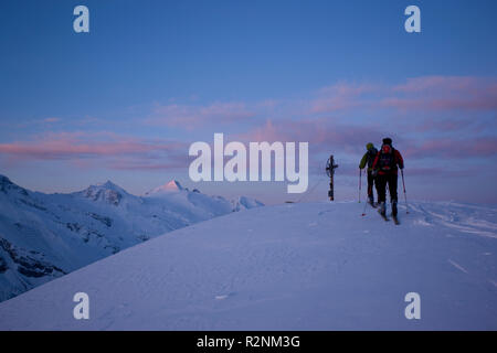 Skitour à Grüblspitze au lever du soleil, Tux Alpes, Tyrol, Autriche. Banque D'Images