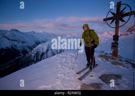 Skitour à Grüblspitze au lever du soleil, Tux Alpes, Tyrol, Autriche. Banque D'Images