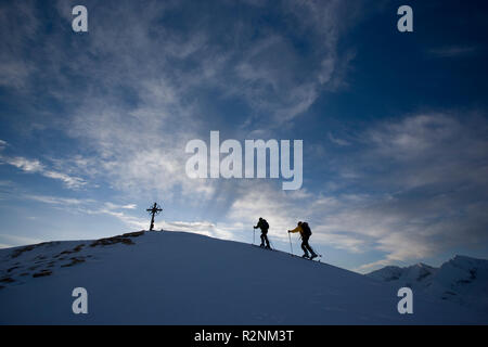 Skitour à Grüblspitze au lever du soleil, Tux Alpes, Tyrol, Autriche. Banque D'Images