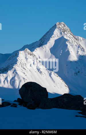 Vue sur la montagne couverte de neige Lasörling dans la lumière du soir, Haut Tauern, le Tyrol, Autriche Banque D'Images