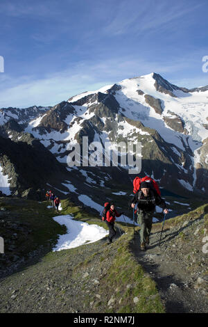 Randonneur sur Mairspitze Peak, Alpes de Stubai, Tyrol, Autriche Banque D'Images