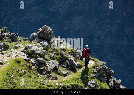 Randonneur sur Mairspitze Peak, Alpes de Stubai, Tyrol, Autriche Banque D'Images