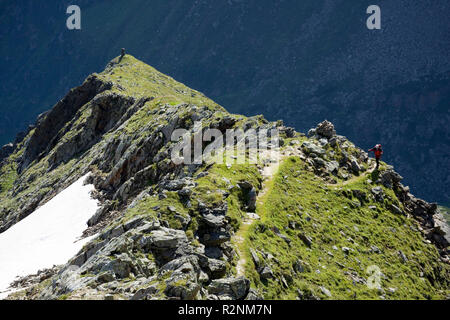 Randonneur sur Mairspitze Peak, Alpes de Stubai, Tyrol, Autriche Banque D'Images