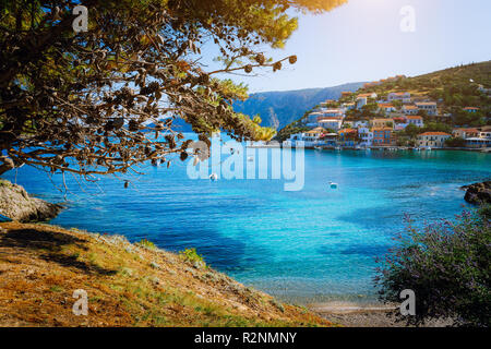 Beau bleu baie entourée de pins à Assos village situé sur Kefalonia. Été tourisme voyage de vacances autour de la Grèce Banque D'Images