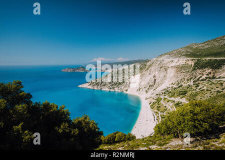 Belle vue sur Plage de Myrtos en haute saison touristique estivale. Myrtos est l'une des célèbres plages du monde et de la mer Méditerranée situé sur l'île de Céphalonie, Grèce, Europe Banque D'Images