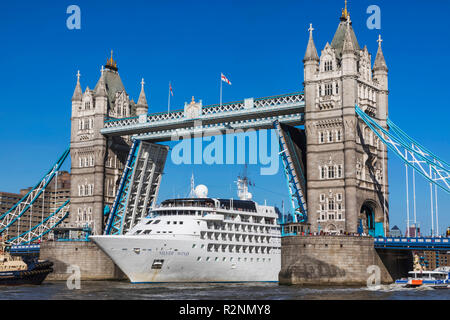 L'Angleterre, Londres, navire de croisière de luxe en passant par vent d'argent le Tower Bridge Banque D'Images