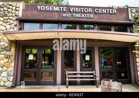 Juillet 17, 2018 La vallée Yosemite / CA / USA - Vue extérieure du centre des visiteurs et le théâtre de Yosemite Banque D'Images