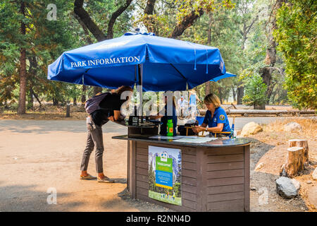 Juillet 17, 2018 La vallée Yosemite / CA / USA - bénévoles offrant de l'information de touristes dans le Parc National de Yosemite Banque D'Images