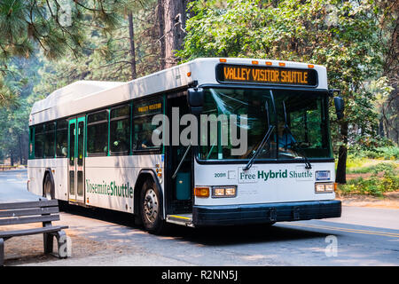 Juillet 17, 2018 La vallée Yosemite / CA / USA - navette bus de touristes entre divers points d'intérêt situés dans la région de Yosemite National Park Banque D'Images