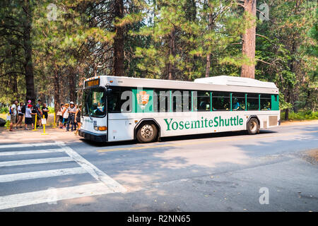 Juillet 17, 2018 La vallée Yosemite / CA / USA - navette bus de touristes entre divers points d'intérêt situés dans la région de Yosemite National Park Banque D'Images