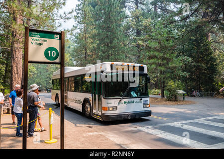 Juillet 17, 2018 La vallée Yosemite / CA / USA - navette bus de touristes entre divers points d'intérêt situés dans la région de Yosemite National Park Banque D'Images