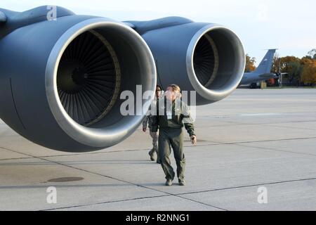 KC-135 Stratotanker Le Lieutenant-colonel pilote Leah Voelker et chef de l'équipe de l'Aviateur Senior Leslie Whitfield conduite une inspetion de l'avion avant une mission de matin à Selfridge Air National Guard Base, Michigan, 4 nov., 2019. Le KC-135 peut être utilisé pour l'air de ravitaillement en vol ou de transport de passagers et de fret. Banque D'Images