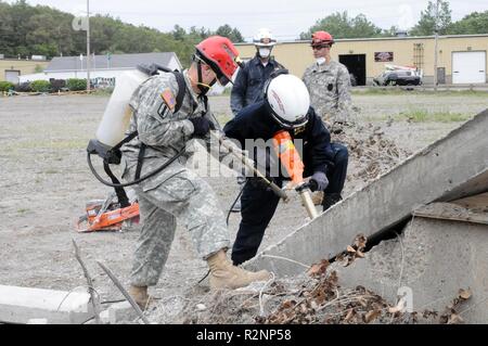 HANSCOM AFB, Massachusetts -- Local, l'état, fédéral et d'organismes civils dans tout le Massachusetts se préparent pour le plus grand exercice de sécurité intérieure qui n'a jamais eu lieu dans la Communauté. Garde vigilante 19-1 est un exercice complet qui sera effectué en non-encore-sorti au Massachusetts, du 5 au 9 novembre 2018. Le programme fournit une occasion pour les collectivités locales, d'état et fédéraux, des unités de la Garde nationale, et les partenaires du secteur privé pour améliorer les plans d'intervention d'urgence, relations inter-agences, et l'interopérabilité. Banque D'Images