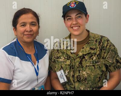 PAITA, Pérou (nov. 1, 2018) Le lieutenant J.G. Lauren Williams, à Portsmouth, en Virginie, et Lelia Maedalena Chunea Campos, un travailleur social à l'hôpital Mercy de Paita, posent pour une photo à l'un des deux sites médicaux. Le navire-hôpital USNS Comfort (T-AH 20) est de 11 semaines sur une mission d'appui médical à l'Amérique centrale et du Sud dans le cadre du U.S. Southern Command's Enduring promesse initiative. Travailler avec des partenaires gouvernementaux et de santé en Équateur, au Pérou, en Colombie et au Honduras, l'équipe médicale a entrepris des soins à bord et dans les sites médicaux, aide à éliminer la pression sur national medical sys Banque D'Images