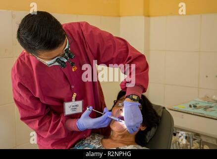 PAITA, Pérou (nov. 3, 2018) - Le Lieutenant vrai Xiong, un dentiste de Spokane, Washington, prépare un patient pour la chirurgie à l'un des deux sites. Le navire-hôpital USNS Comfort (T-AH 20) est de 11 semaines sur une mission d'appui médical à l'Amérique centrale et du Sud dans le cadre du U.S. Southern Command's Enduring promesse initiative. Travailler avec des partenaires gouvernementaux et de santé en Équateur, au Pérou, en Colombie et au Honduras, l'équipe médicale a entrepris des soins à bord et dans les sites médicaux, aide à relâcher la pression sur les systèmes médicaux causée en partie par une augmentation des migrants transfrontaliers. Le PÉD Banque D'Images