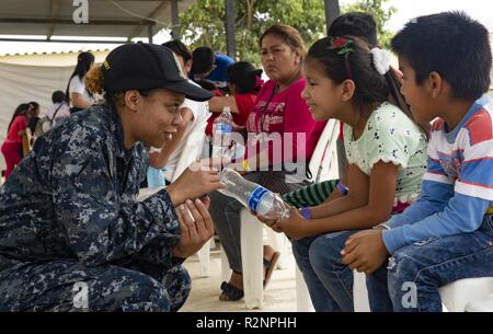 PAITA, Pérou (nov. 03, 2018) 3ème classe Corpsman Hôpital Janifer Ariel, du District Heights, Maryland, interagit avec un patient à l'un des deux sites médicaux. Le navire-hôpital USNS Comfort (T-AH 20) est de 11 semaines sur une mission d'appui médical à l'Amérique centrale et du Sud dans le cadre du U.S. Southern Command's Enduring promesse initiative. Travailler avec des partenaires gouvernementaux et de santé en Équateur, au Pérou, en Colombie et au Honduras, l'équipe médicale a entrepris des soins à bord et dans les sites médicaux, aide à relâcher la pression sur les systèmes médicaux causée en partie par une augmentation de la Banque D'Images