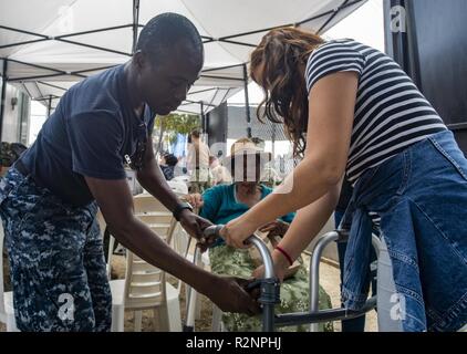 PAITA, Pérou (nov. 03, 2018) 1ère classe Corpsman Hôpital Emannuel Kaburi, de Kumasi, Ghana, un patient apprend comment utiliser un Walker à l'un des deux sites. Le navire-hôpital USNS Comfort (T-AH 20) est de 11 semaines sur une mission d'appui médical à l'Amérique centrale et du Sud dans le cadre du U.S. Southern Command's Enduring promesse initiative. Travailler avec des partenaires gouvernementaux et de santé en Équateur, au Pérou, en Colombie et au Honduras, l'équipe médicale a entrepris des soins à bord et dans les sites médicaux, aide à relâcher la pression sur les systèmes médicaux causée en partie par une augmentation de la contre- Banque D'Images