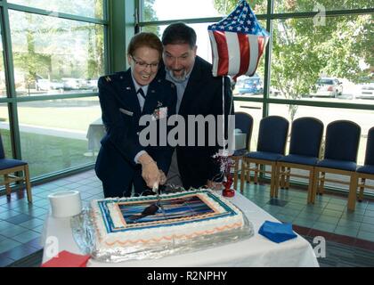 Le colonel de l'US Air Force Lauralee Barnes célèbre avec son mari, le colonel Matt Barnes (retraité), au cours d'une cérémonie en l'honneur de sa promotion au colonel au champ clé Air National Guard Base, Meridian, Mississippi., le 3 novembre 2018. Barnes est la première femme à atteindre le grade de colonel dans le 186ème escadron de soutien aux opérations de combat aérien. Banque D'Images
