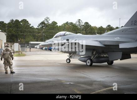 Navigant de première classe Zon Everts, 187e Escadron de maintenance des aéronefs, chef d'équipage lance le F-16 Fighting Falcon, Nov 2, 2018, à Dannelly Field, Ala. l'exercice de préparation était en préparation pour l'exploitation des missions de guerre dans un environnement de déploiement. Banque D'Images