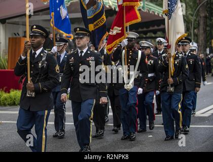 Lisbonne, Portugal (Nov 4, 2018) Les soldats, aviateurs, marins et soldats affectés au Commandement européen américain marcher en formation composants au cours d'une parade militaire commémorant le centenaire de la Première Guerre mondiale et l'Armistice. Les forces américaines et portugais ont servi côte à côte depuis 75 ans, qui remonte à la coopération au domaine de Lajes, aux Açores, au cours de la bataille de l'Atlantique au cours de la Seconde Guerre mondiale. (DoD Banque D'Images