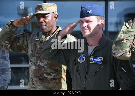 Le brig. Gen. Ondra Berry, sous-adjudant général de la Garde nationale, et le Colonel Eric Wade, 152e Airlift Wing Commander, saluer le drapeau durant l'hymne national lors d'une cérémonie le 3 novembre 2018 à la base de la Garde nationale aérienne du Nevada à Reno, Nevada La cérémonie a eu lieu pour célébrer la fin d'une somme de 11 millions de dollars que le gouvernement fédéral a financé la modernisation de l'aile du bâtiment des opérations. Banque D'Images