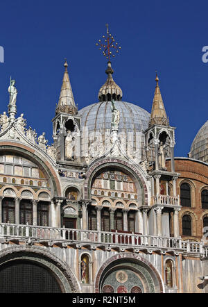 Venise, Italie - 19 décembre 2012 : en façade et Dôme de la cathédrale catholique de Saint Marc à Venise, Italie. Banque D'Images