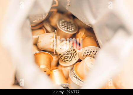 Les capsules de café utilisé de diverses couleurs et saveurs. Ces capsules sont un problème parce qu'ils sont coûteux et difficiles à recycler. Banque D'Images