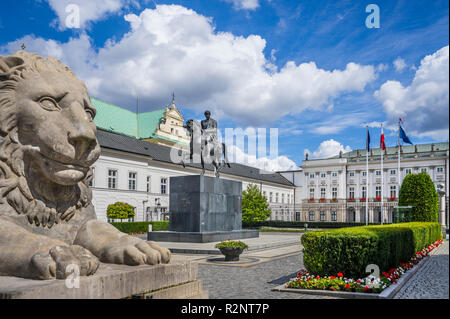 Sculpture du Lion et la statue de Bertel Thorvaldsen Prince Jozef Pontiatowsk dans la cour intérieure du palais présidentiel à Varsovie, Pologne Banque D'Images