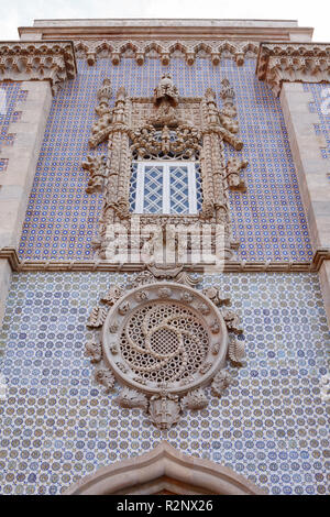Le néo-style manuélin fenêtre dans Palais National de Pena. Sintra, Portugal Banque D'Images