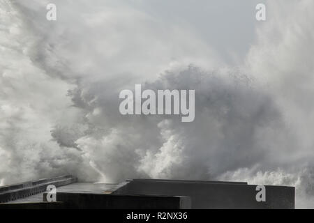 Gros plan d'un splash énorme déferlement des vagues sur une jetée. Au nord du Portugal. Banque D'Images