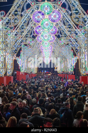 Lumière nuit, une communauté libre événement organisé par suite son Arlene Stuart le dimanche, 18 novembre a marqué l'ouverture d'Édimbourg 2018 Noël ! Ce Banque D'Images