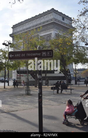 Paris, France - 2018 : Arc De Triomphe, l'Arc de Triomphe, Champs-Elysées, France, société de personnes marchant sur la chaussée des Champs Elysées Banque D'Images