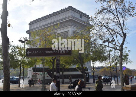 Paris, France - 2018 : Arc De Triomphe, l'Arc de Triomphe, Champs-Elysées, France, société de personnes marchant sur la chaussée des Champs Elysées Banque D'Images