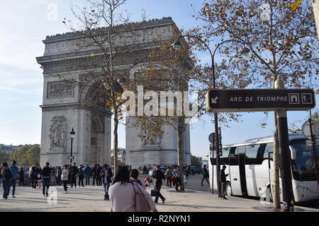 Paris, France - 2018 : Arc De Triomphe, l'Arc de Triomphe, Champs-Elysées, France, société de personnes marchant sur la chaussée des Champs Elysées Banque D'Images